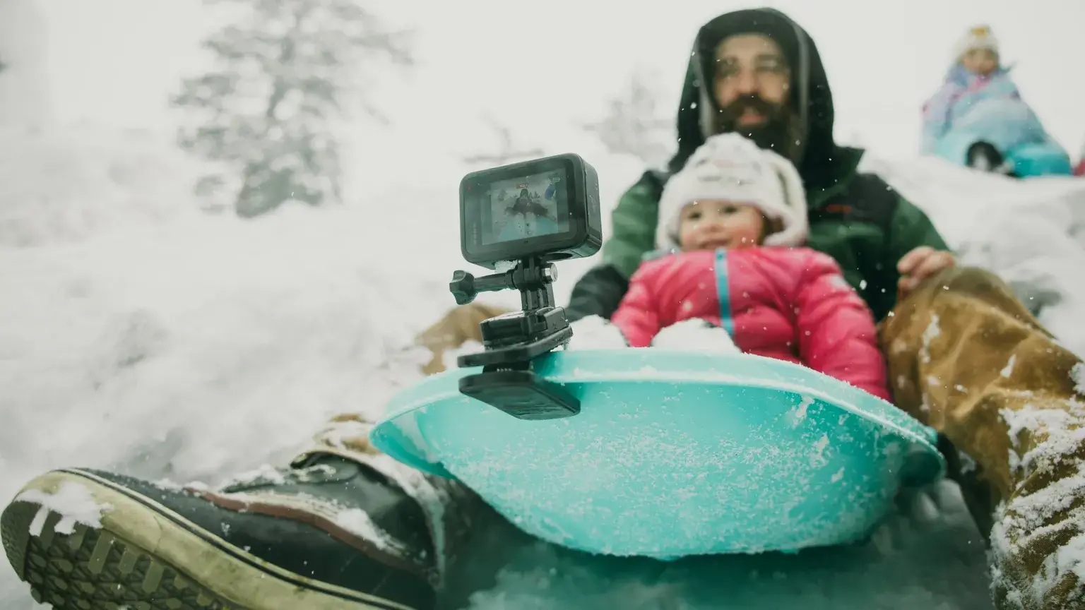 Nó tương thích với mọi GoPro hoặc bất kỳ máy ảnh nào khác sử dụng hệ thống đính kèm đó. 