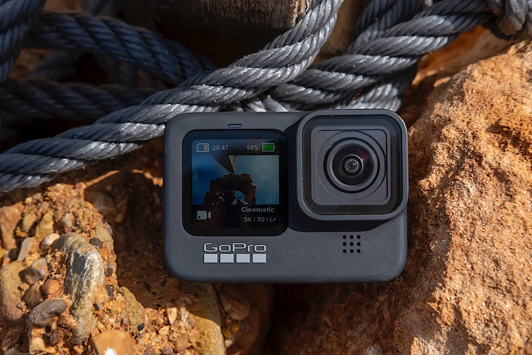 Một điểm nhấn trong thiết kế của GoPro Hero 9 là màn hình phía trước được nâng cấp thành màn hình màu lớn hơn với kích thước 1.4 inch