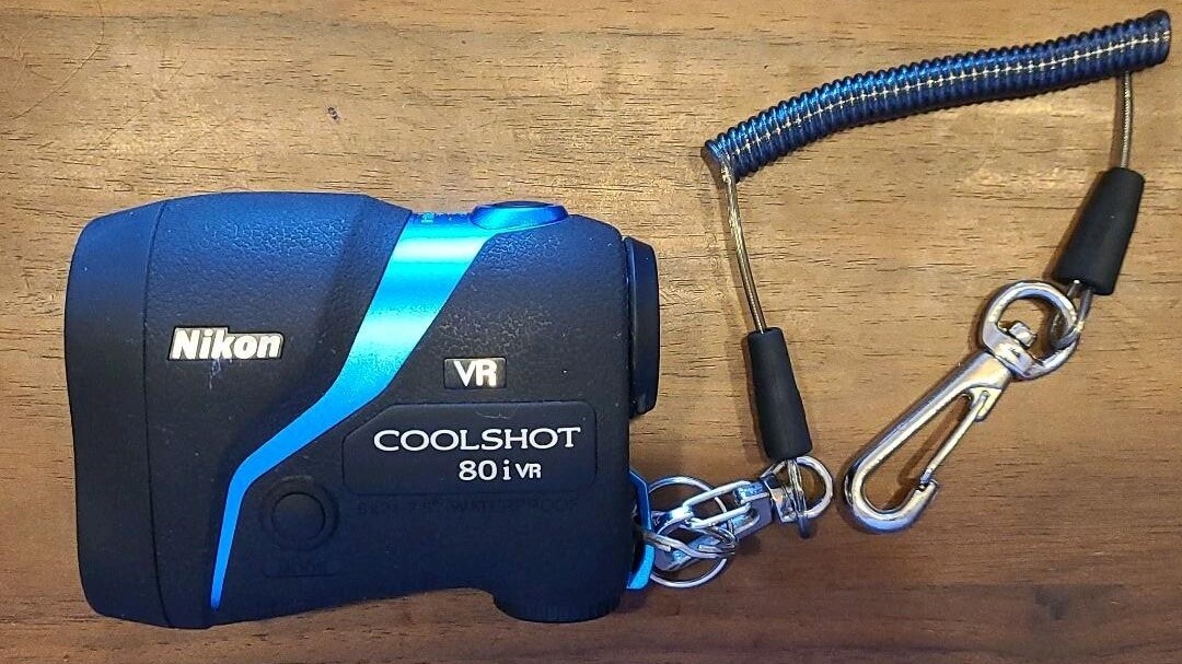 Ống nhòm đo khoảng cách NIKON COOLSHOT 80i VR có thiết kế vô cùng chắc chắn với vỏ nhựa