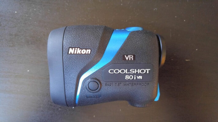 Nikon Coolshot 80i VR giúp họ đo khoảng cách từ vị trí phát bóng đến mục tiêu lá cờ (lỗ golf) một cách chính xác nhất