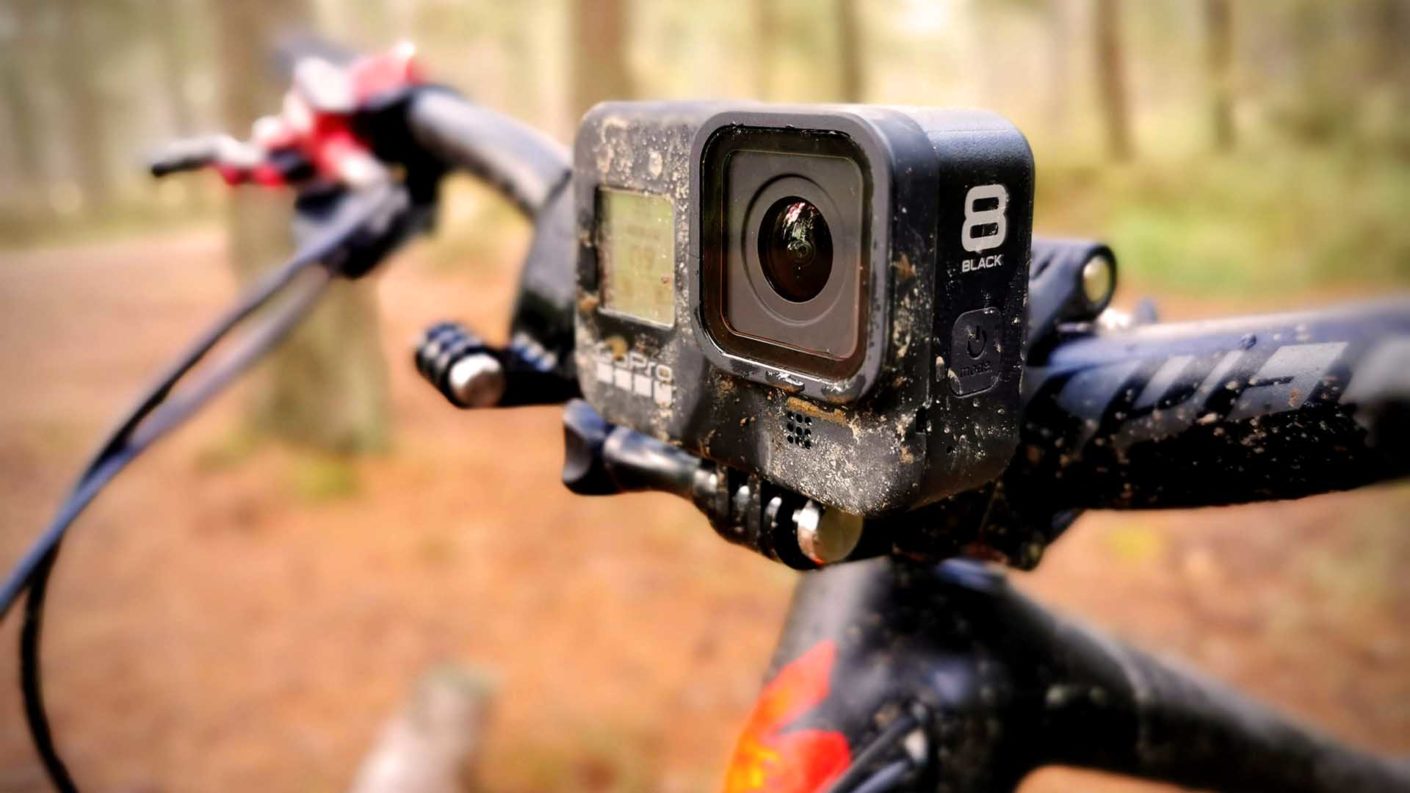 GoPro có lợi thế là camera hành động nên người dùng chỉ cần gắn vào bất cứ đâu, chẳng hạn như trên gậy selfie, flycam, xe đạp leo núi