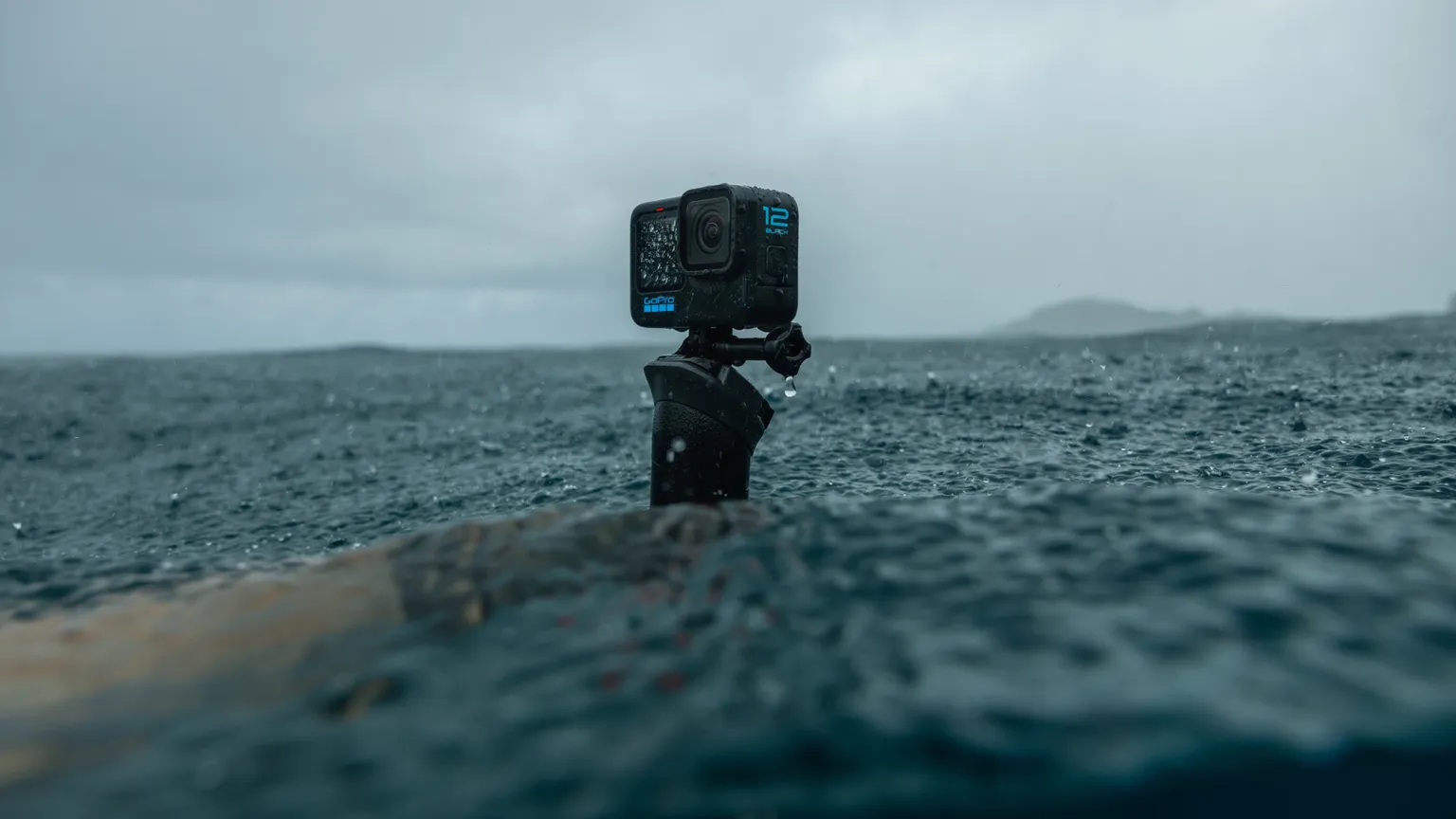 GoPro Hero 12 Black có tính năng chống nước lên đến 10m