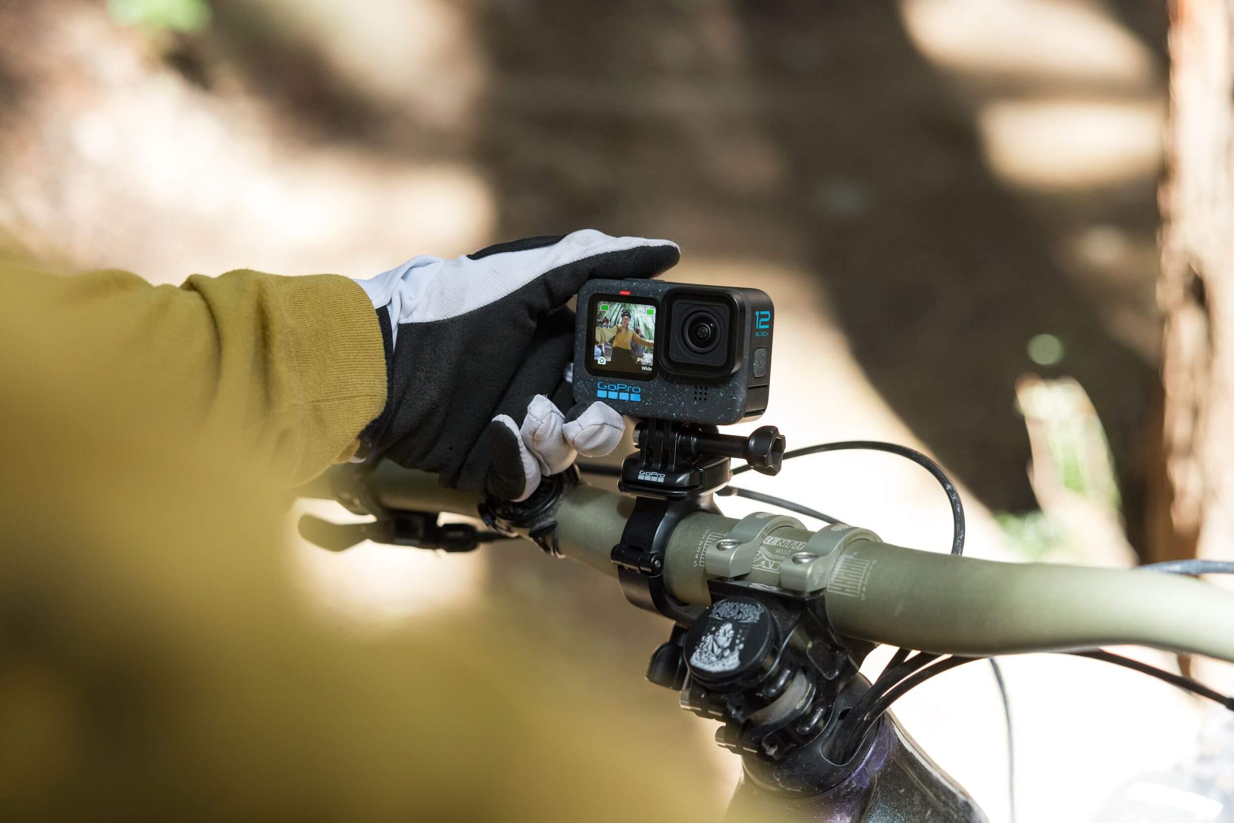 Đánh giá camera hành động GoPro Hero 12 Black 13 Gopro 12 có vít 1/4-20 ở phía dưới chân máy ở giữa 2 cánh tay gập