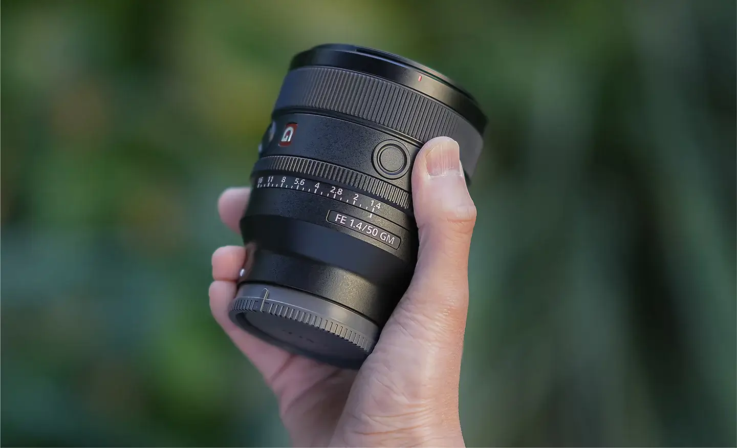 Ống kính Sony FE 50mm F1.4 GM có thiết kế nhỏ gọn và tiện dụng