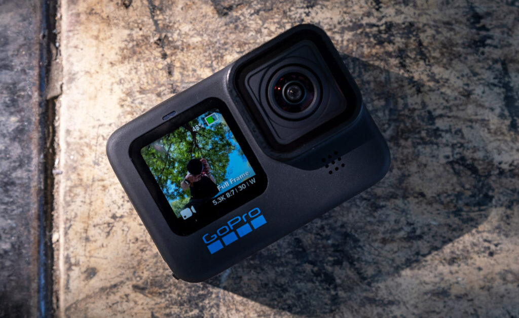 GoPro 11 với GoPro 8 được chế tạo để có thể chống thấm nước ở độ sâu nhất mà không cần bạn dùng thêm vỏ bảo vệ.