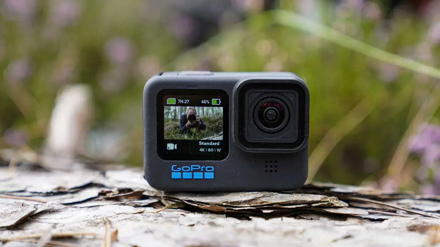 Camera hành động GoPro 11 có thiết kế lớn hơn GoPro 8 khoảng 10%