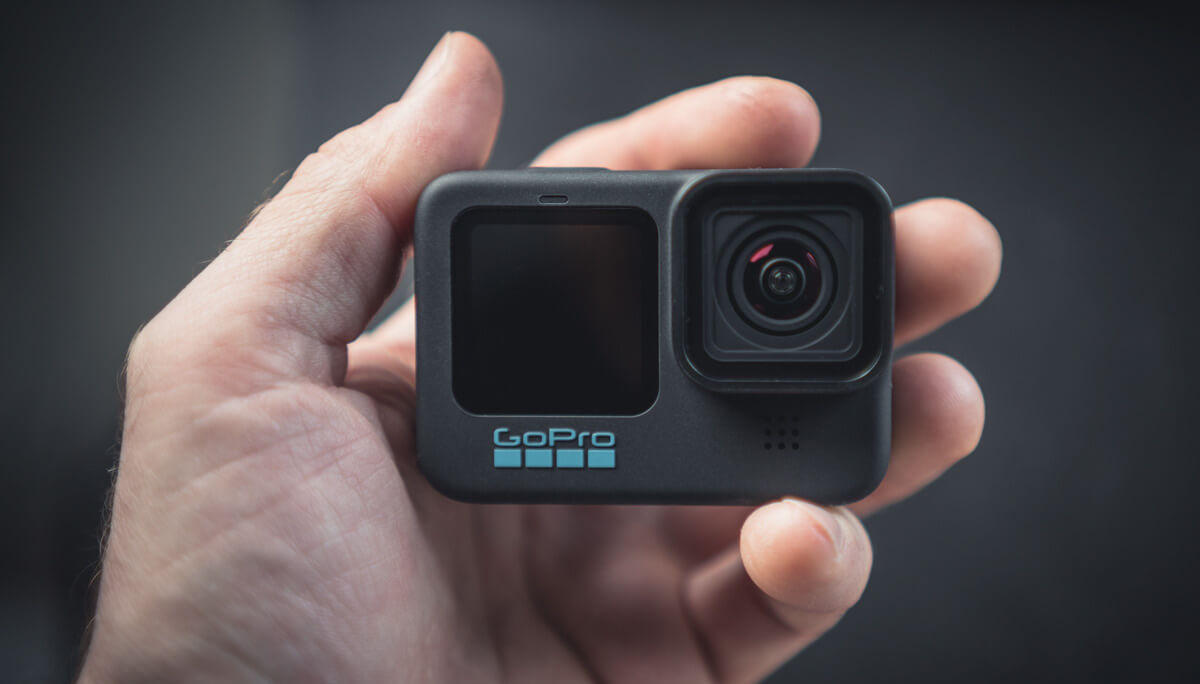 Máy ảnh GoPro 11 có thiết kế hình chữ nhật giống với các mẫu camera hành động truyền thống.