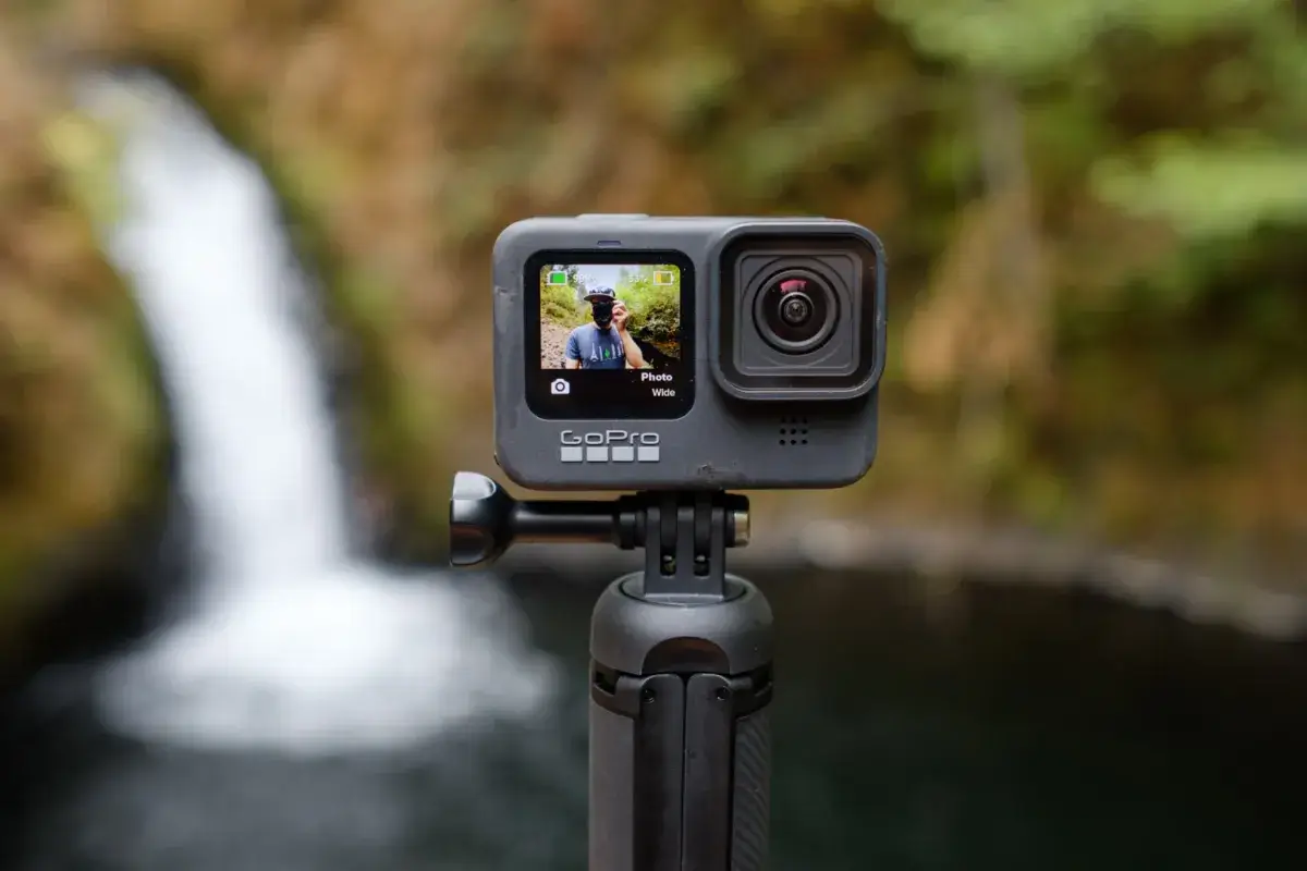 GoPro Hero 9 Black cũng tương thích với nhiều phụ kiện như giá treo ngực, giá treo dây đeo đầu, giá treo cốc hút và nhiều phụ kiện khác để bạn thiết lập cho nhiều tình huống khác nhau.