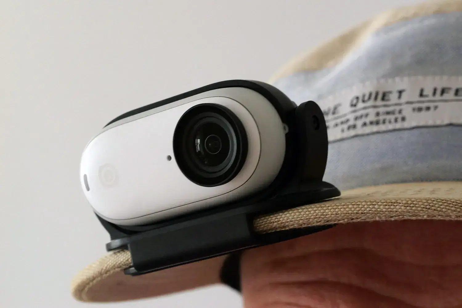 Cả GoPro 9 và Insta360 Go 3 đều có tính năng HindSight cho phép bạn ghi lại trước cảnh phim vài giây trước khi nút ghi giúp bạn không bỏ lỡ bất kỳ khoảnh khắc nào.