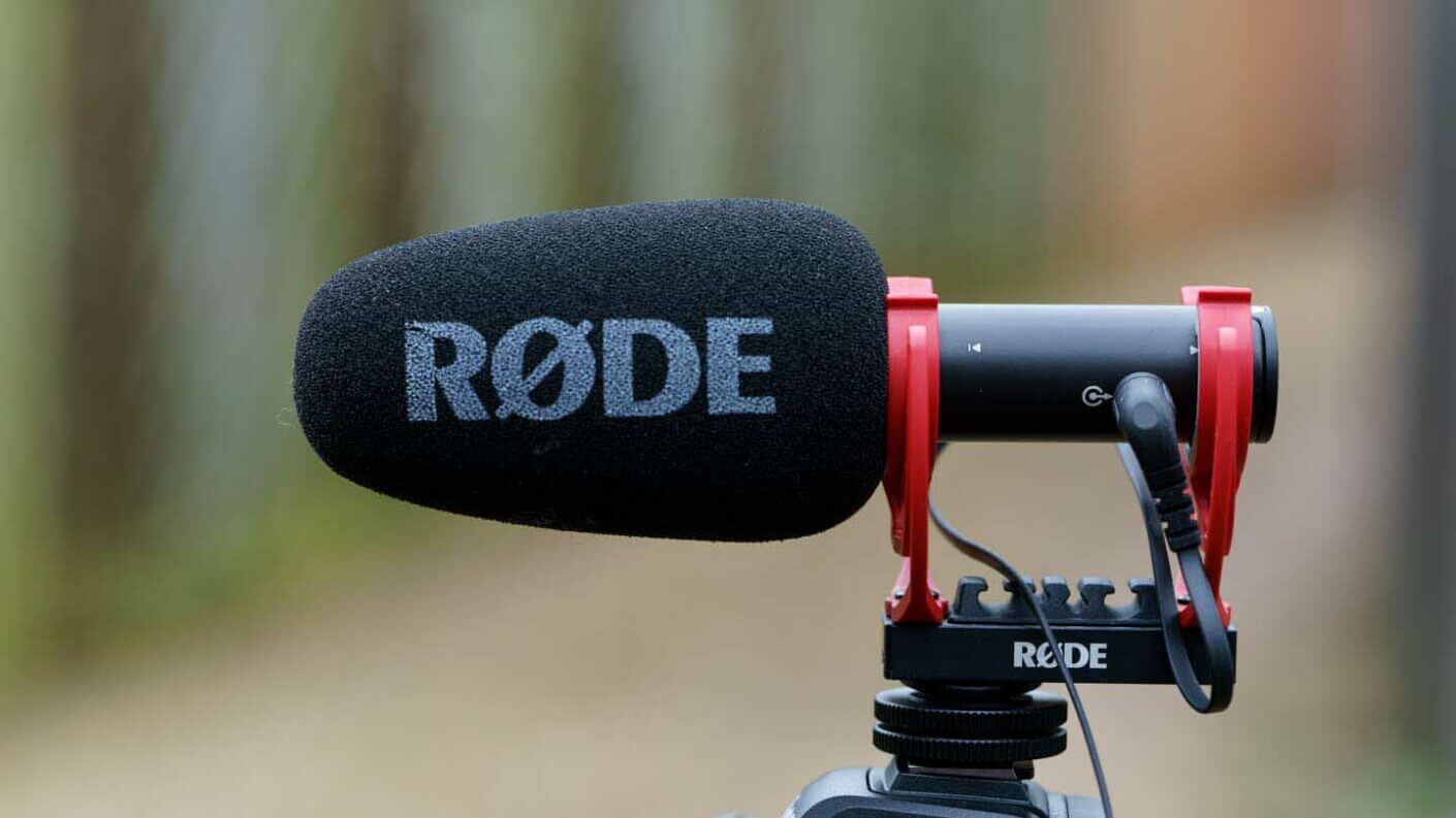 Rode VideoMic GO II là một chiếc micro nhẹ, chỉ nặng 89 gram (bao gồm cả khung chống sốc và kính chắn gió)