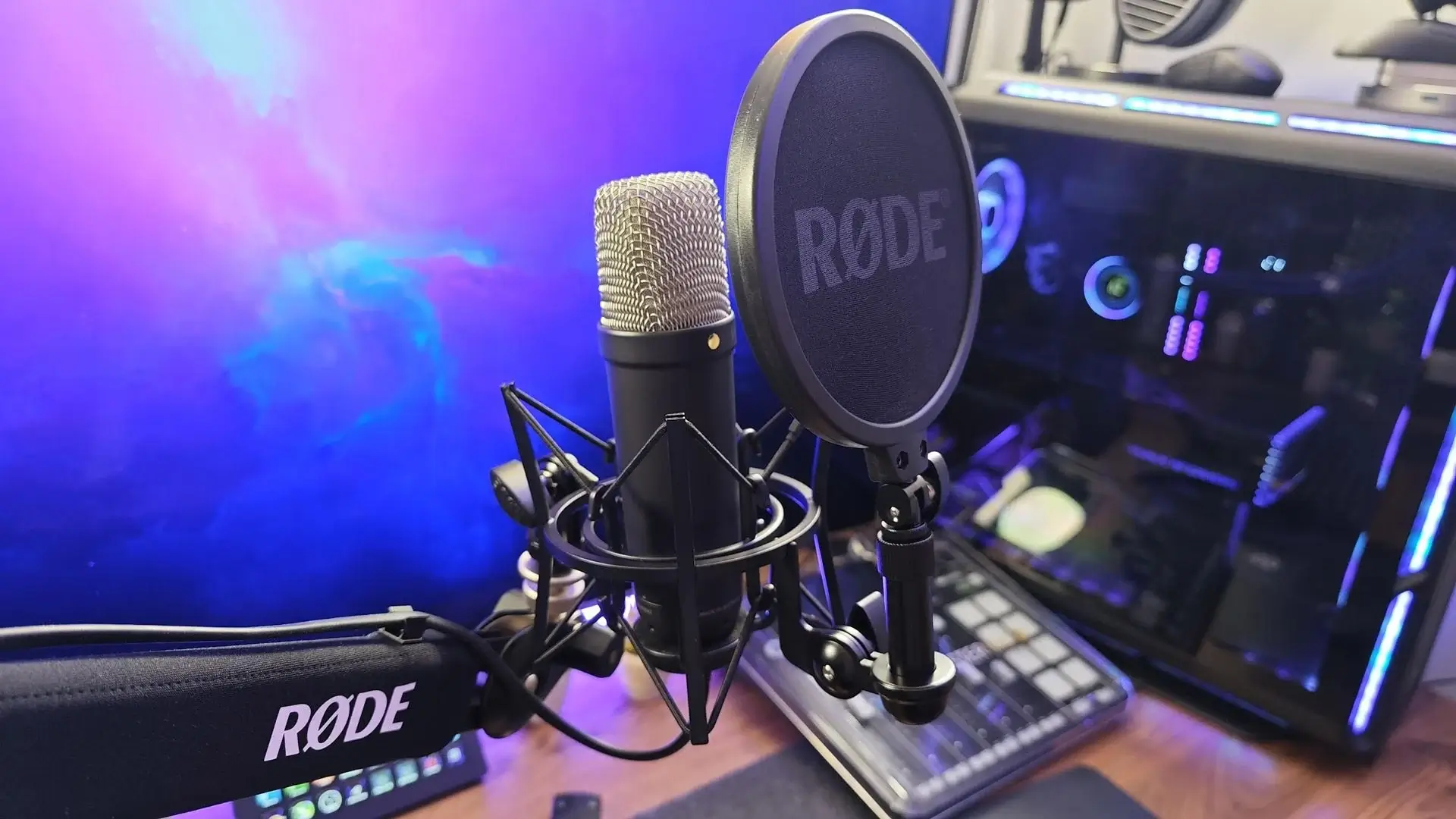 Với mic Rode NT1 5th Generation, cho phép bạn tận hưởng sự linh hoạt cho bất kỳ thiết lập studio nào.