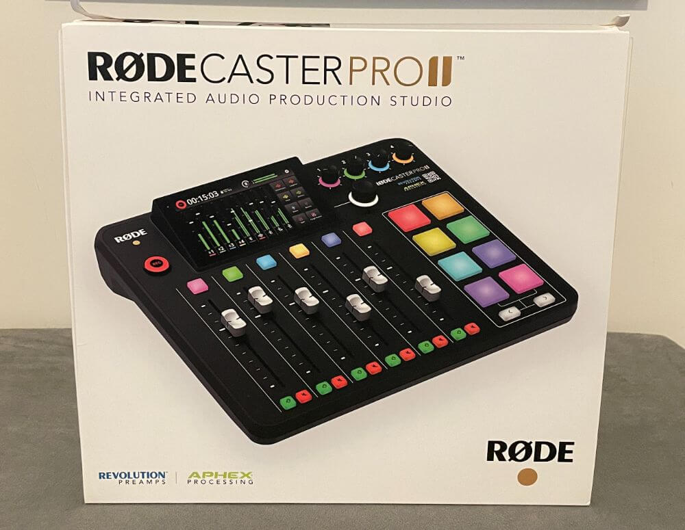 RodeCaster Pro II được đựng trong một hộp đựng bìa cứng có hình sản phẩm ở mặt trước