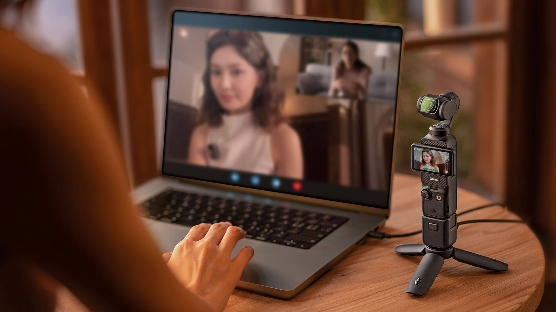 DJI Osmo Pocket 3 sử dụng dãy ba micrô tích hợp, có thể giảm tiếng ồn của gió một cách hiệu quả