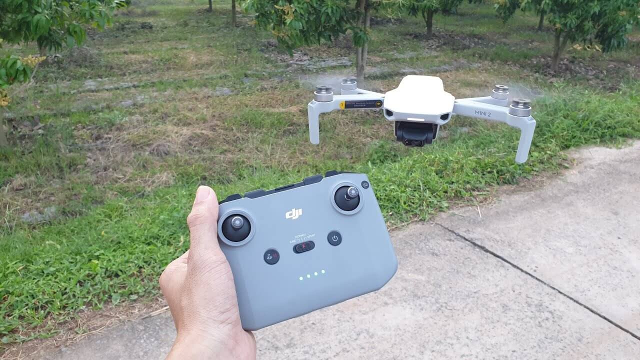 Phụ kiện đi kèm là những món đồ không thể thiếu khi bạn chơi flycam như thẻ nhớ, pin và sạc nhanh filter cho camera