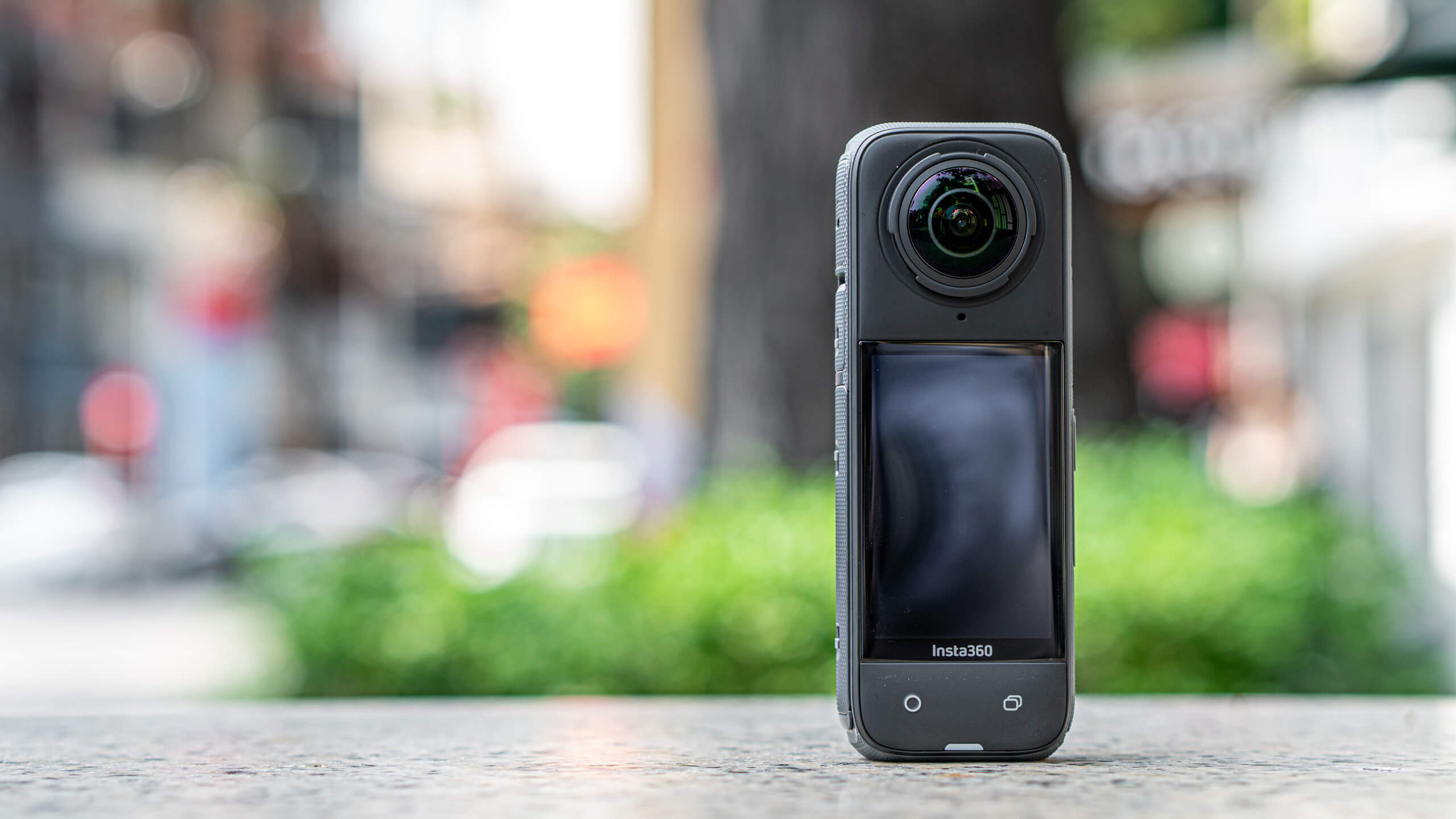 Màn hình cảm ứng của Insta360 X4 có kích thước lớn hơn, đạt 2,5 inch, so với màn hình 2,27 inch trên GoPro Hero 12.