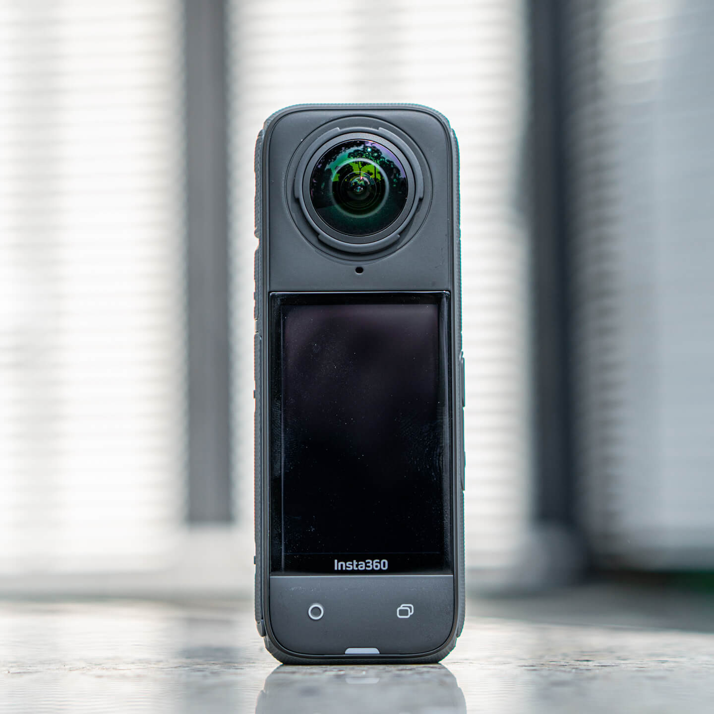 Insta360 X4 có thiết kế dạng phẳng tương tự với phiên bản Insta360 X3 trước đó.