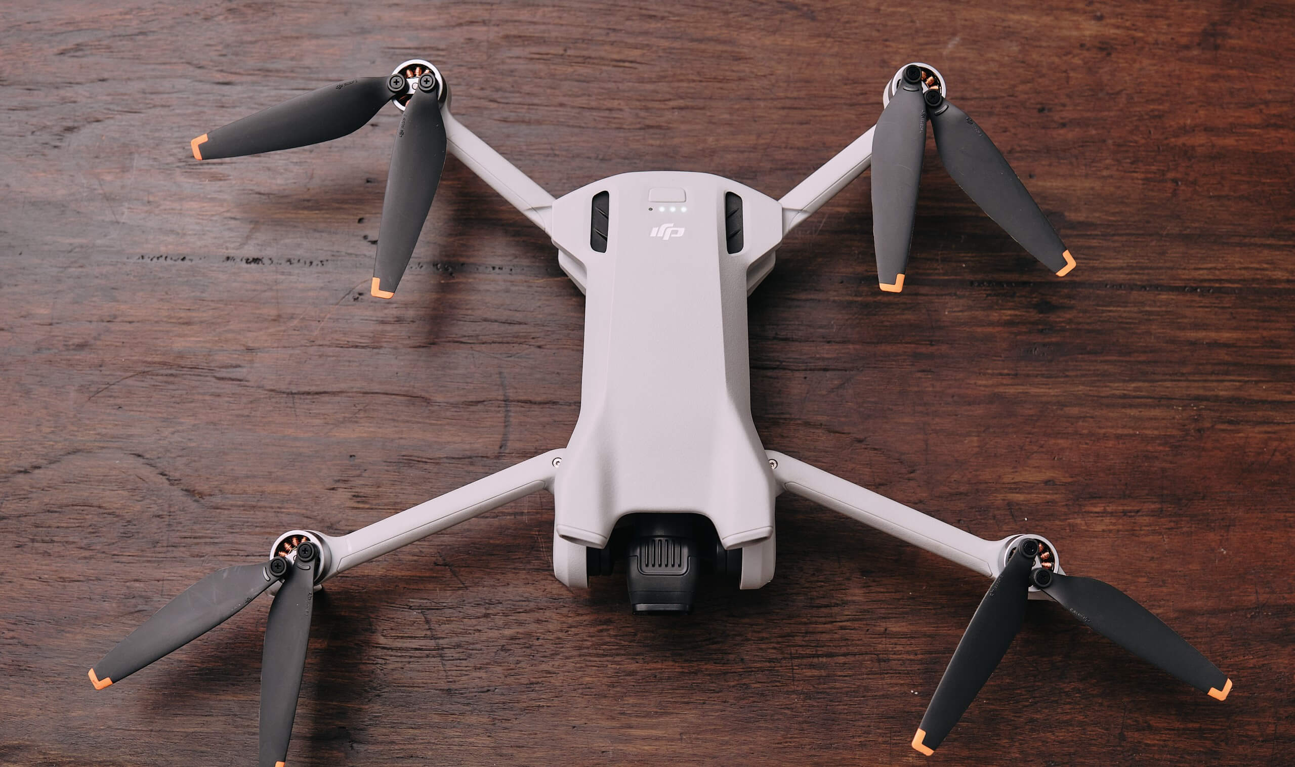 Thiết kế nhỏ gọn của DJI Mini 3 chỉ nặng gần 249g giúp người dùng dễ dàng mang theo trong mọi chuyến đi