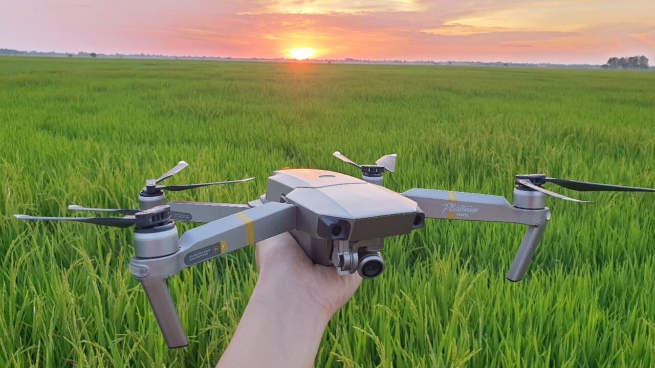 Nên tránh bay Flycam ở khu vực đông người