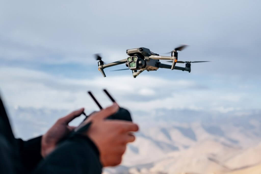 Flycam có tên gọi khác là máy bay không người lái (UAV) hay drone 