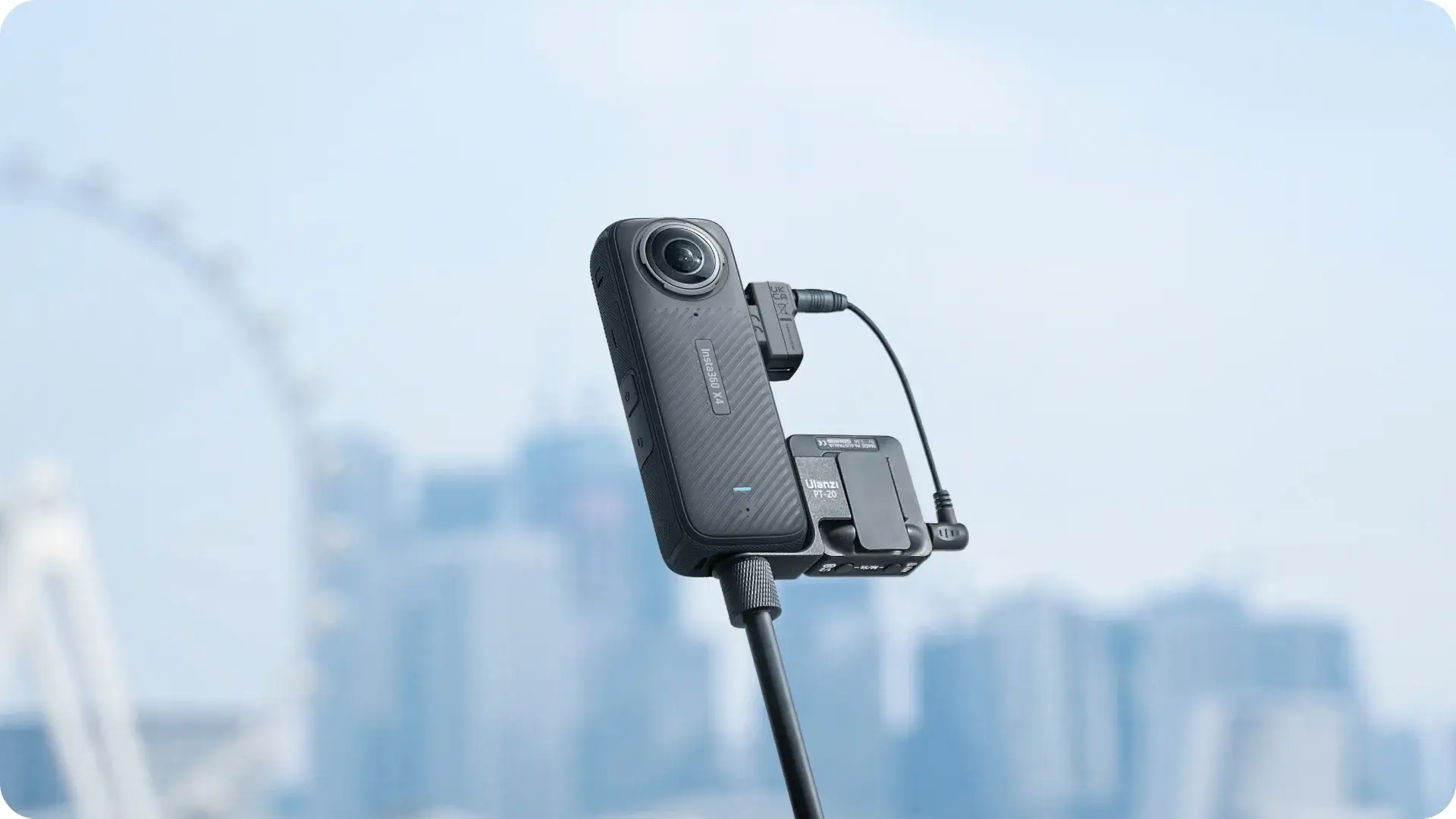 Insta360 X4 Mic Adapter được thiết kế với một cơ chế khóa chắc chắn, giúp mic được gắn vào thiết bị một cách vững chắc và an toàn.