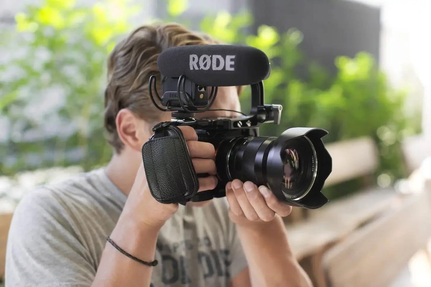 Đi đầu trong top micro ghi âm buổi phát trực tiếp hàng đầu hiện nay chính là Rode VideoMic Pro.