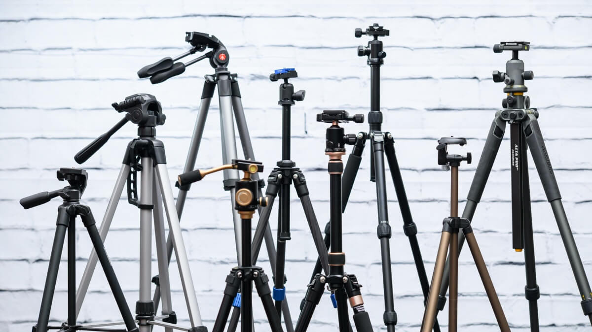 Chân máy ảnh hay còn được biết đến là tripod, là một thiết bị di động nhằm hỗ trợ và ổn định máy ảnh trong quá trình quay video.