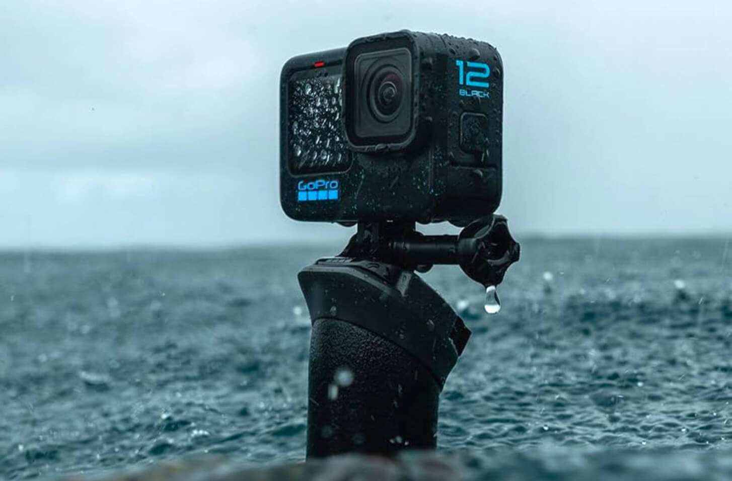 Vỏ chống nước của GoPro nổi tiếng về độ dày và độ bền, hầu hết đều cung cấp xếp hạng chống nước ở độ sâu tối đa 60 mét và khả năng chống va đập.