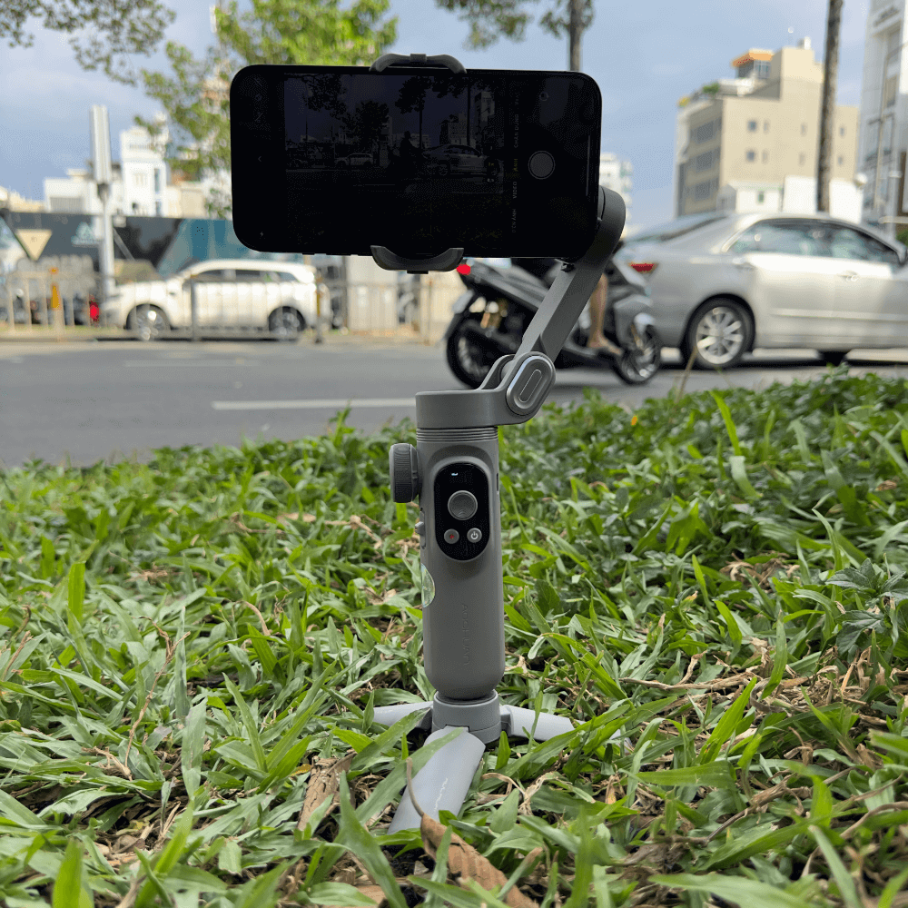 Gimbal Smart X Pro là người bạn đồng hành nhẹ, chỉ nặng 310g