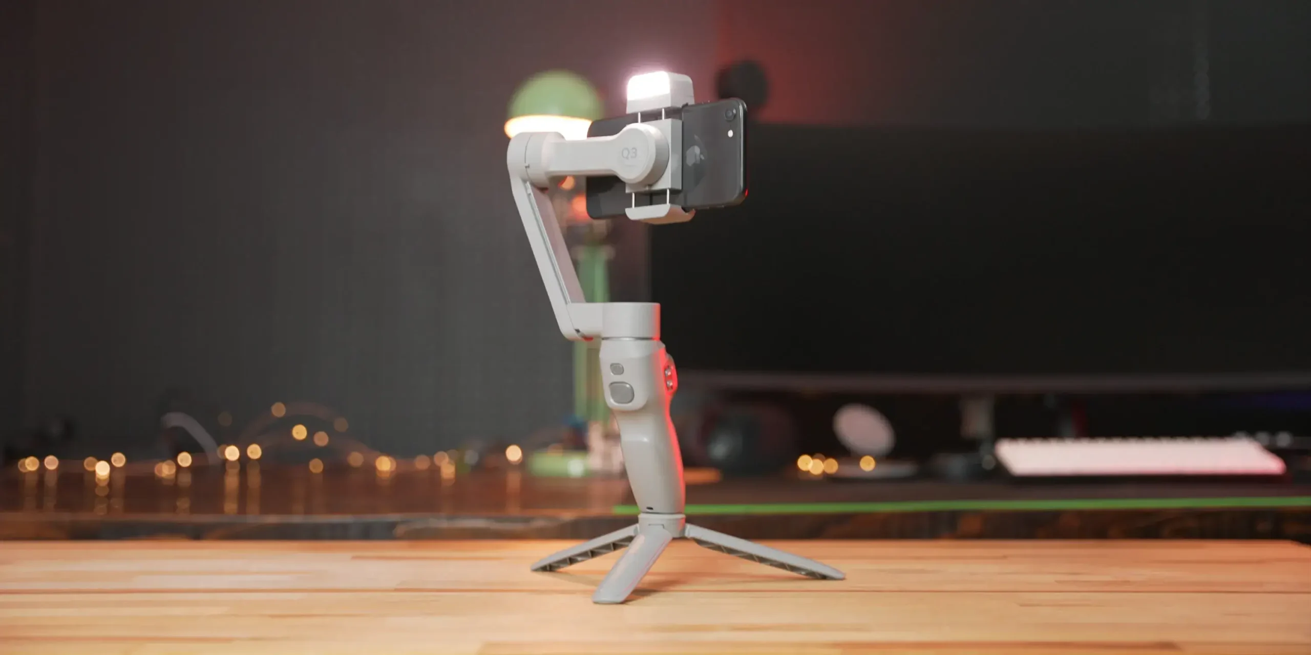 Kết nối Gimbal với điện thoại: Mở ứng dụng Zhiyun Smooth Q3 và làm theo hướng dẫn trên màn hình để thiết lập kết nối Bluetooth giữa gimbal và điện thoại của bạn.