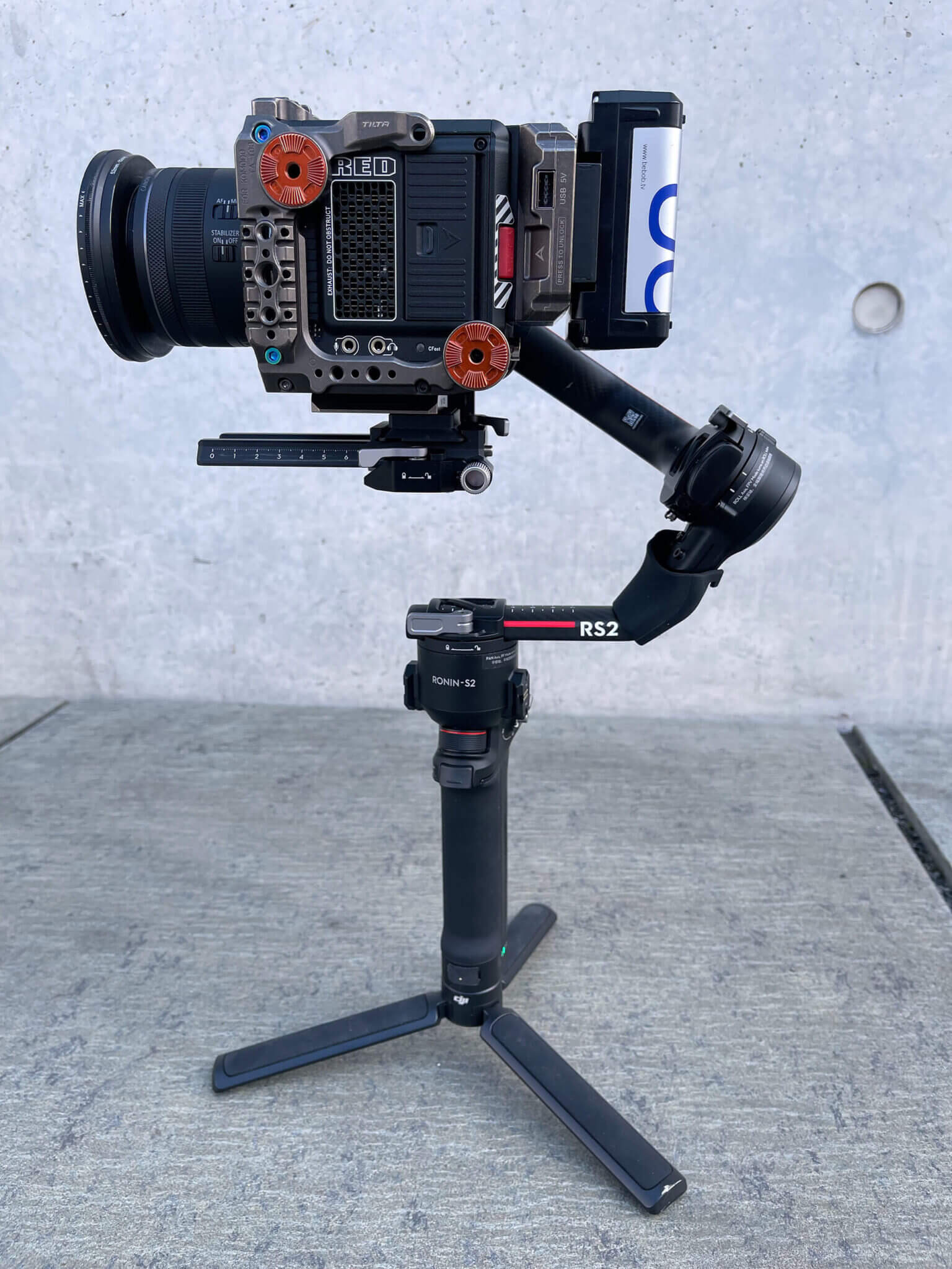 Gimbal, còn được biết đến như là stabilizer, là thiết bị hoặc cơ cấu được thiết kế để giảm rung và dao động khi quay video hoặc chụp ảnh