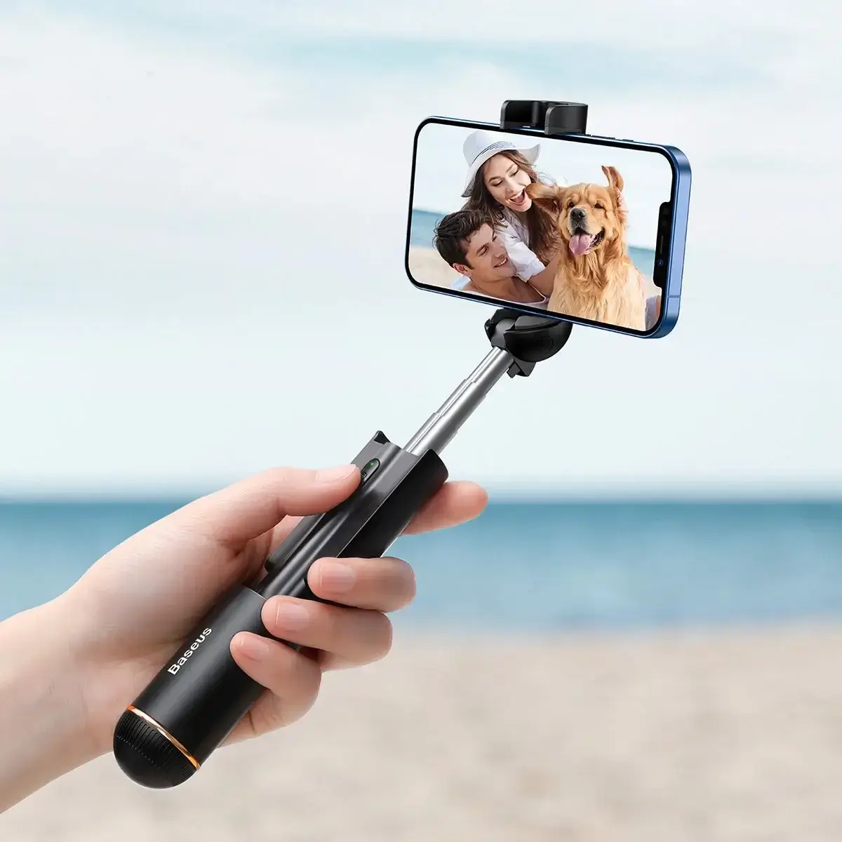 Gậy tự sướng, được thiết kế từ ý tưởng cải tiến của chân máy ảnh monopod, là sản phẩm hỗ trợ chụp ảnh cho điện thoại di động