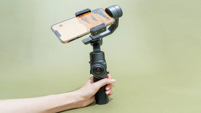 Cách sử dụng gimbal điện thoại: Khi sử dụng gimbal bạn cũng nên lưu ý đến thời lượng pin để tránh tình trạng gimbal sập nguồn khi đang sử dụng