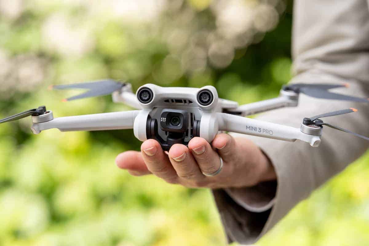 Khi flycam không khởi động, bạn có thể kiểm tra xem có hỏng hóc gì không.