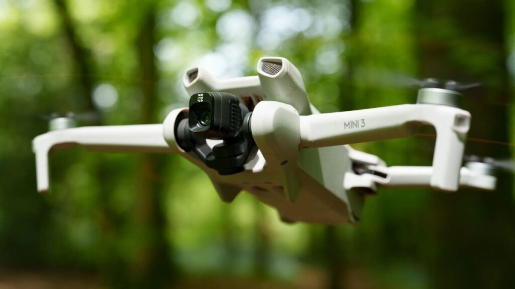 DJI RC, một thiết bị chạy trên Android được tích hợp bộ điều khiển