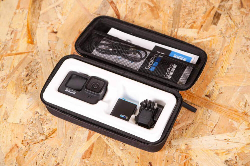 Bạn nên dùng dock sạc riêng cho Gopro thay vì cắm trực tiếp vào máy.