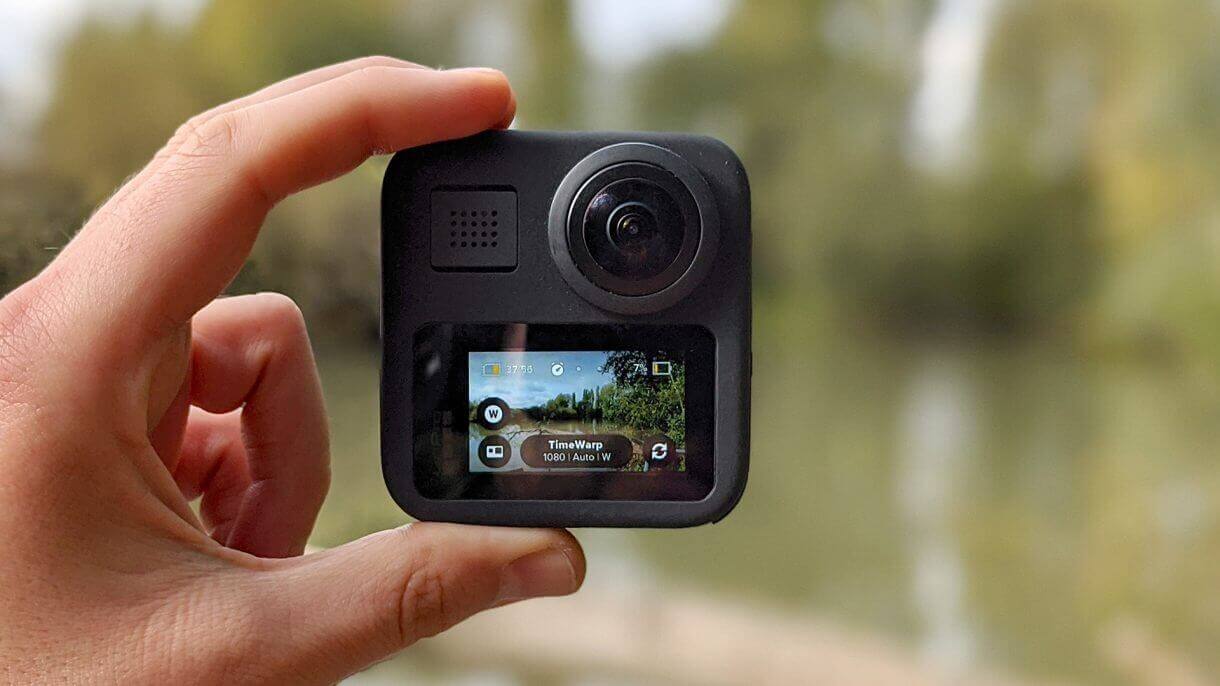 Khi khởi động GoPro, màn hình chính sẽ hiển thị các thông tin cơ bản như trạng thái pin, kết nối điện thoại, wifi.