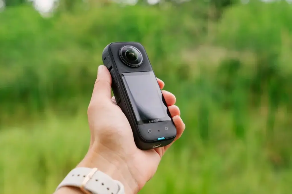 DJI Osmo Pocket 3 có pin 1300 mAh nhỏ hơn, nhưng cung cấp thời gian chạy dài hơn