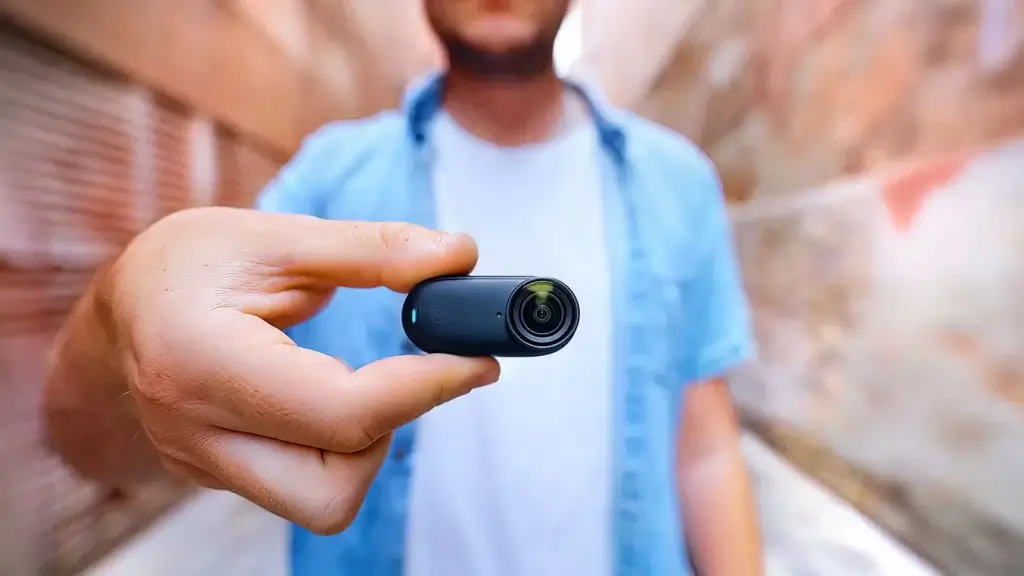 Khác biệt với Insta360 Go 3, Go 3S tự hào có khả năng quay video 4K sắc nét, khả năng chống nước lên đến 10 mét, tính năng Find My tiện lợi và khả năng chuyển đổi liền mạch giữa chế độ ghi dọc và ngang